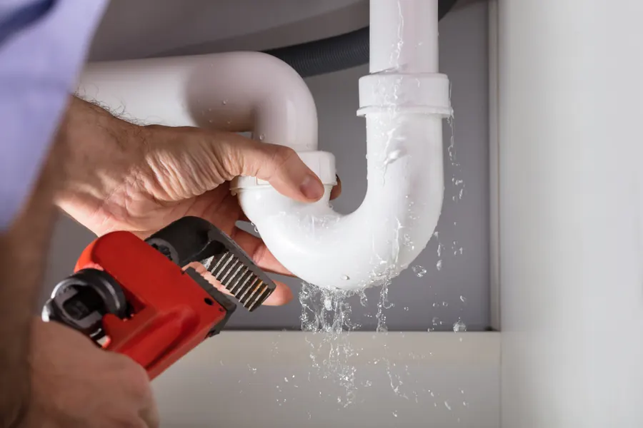 Lavabo altında su kaçıran boru bağlantısı